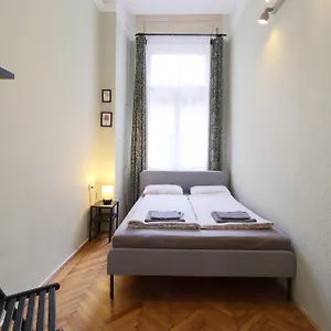 Joseph Boulevard - 3bdr, 2bath, 8ppl Budapesta