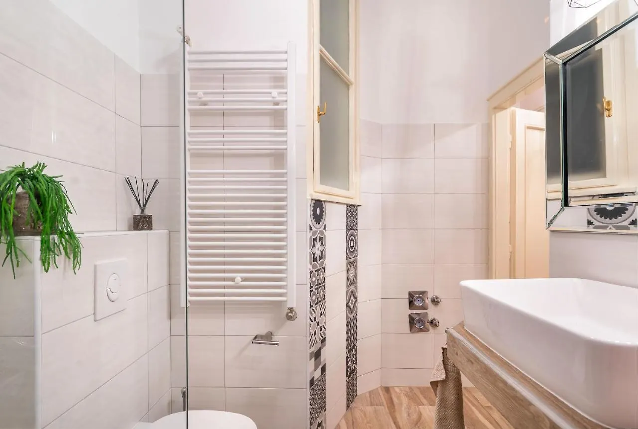 Economy Downtown Design Apartments - Free Parking - Balcony - Super Puplic Transport - Ac Budapest