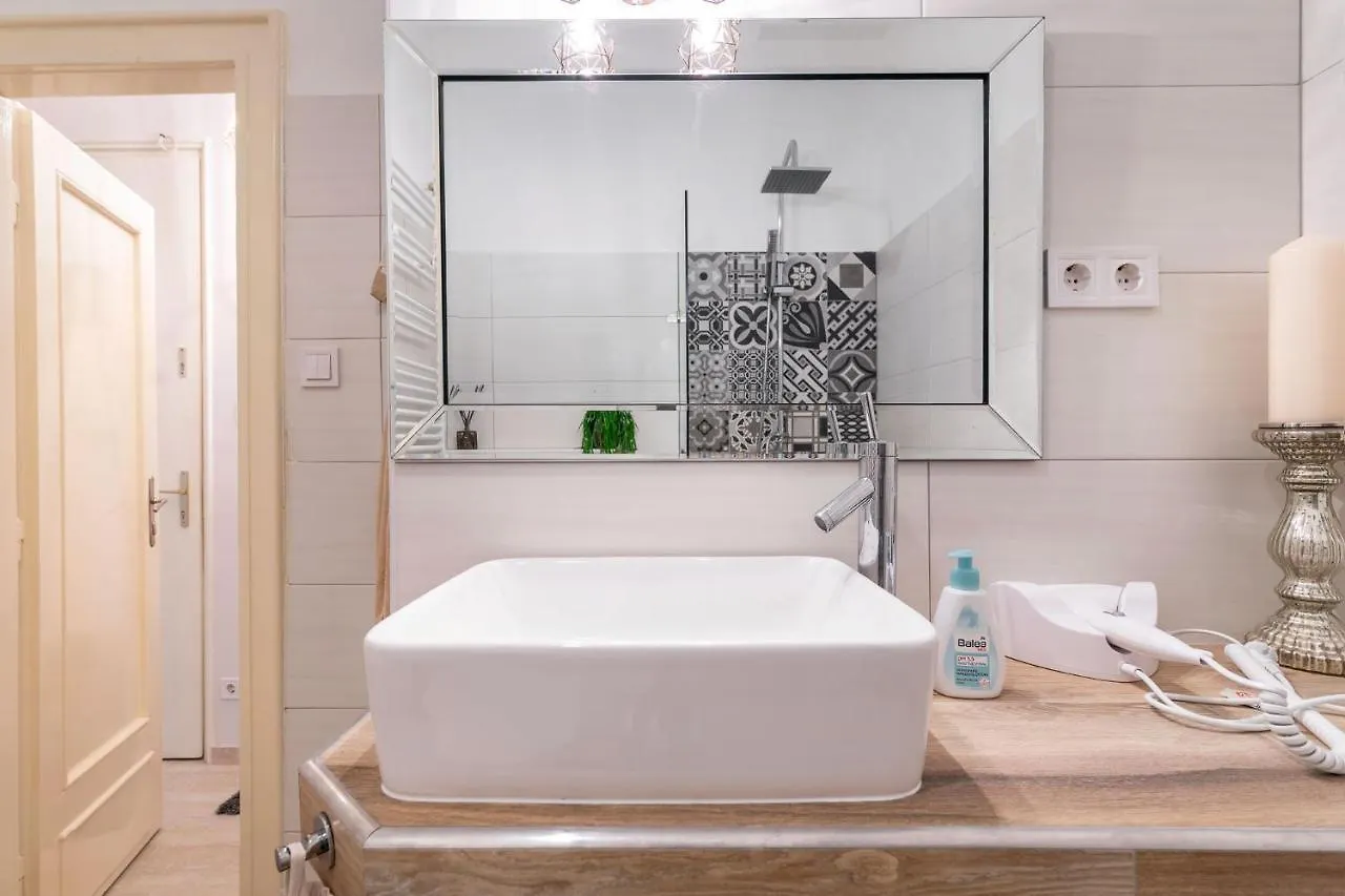 Economy Downtown Design Apartments - Free Parking - Balcony - Super Puplic Transport - Ac Budapest