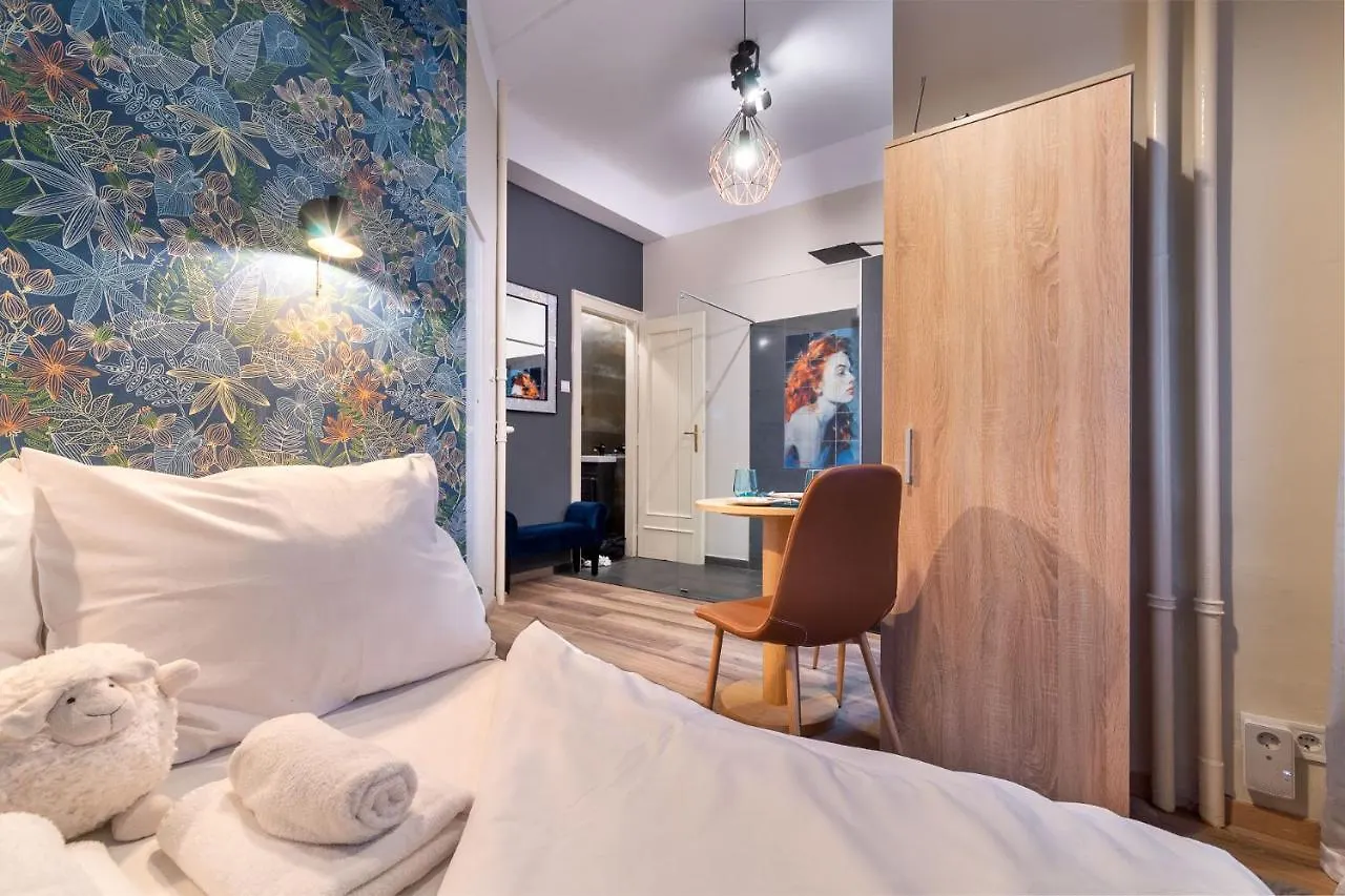 Economy Downtown Design Apartments - Free Parking - Balcony - Super Puplic Transport - Ac Budapest 0*,  Hungary